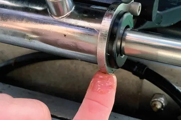 چرا جک هیدرولیک روغن می‌دهد؟